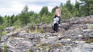 Sex sex på sten, smuk pige i naturen