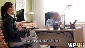 Vip4k. glorious chick fait une pipe et se fait prendre au bureau de prêt