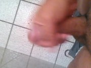 Masturbándose en el baño