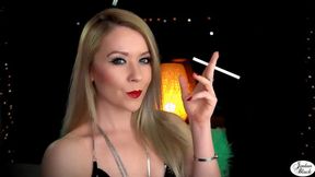 Sultry smoking blonde [wmv]