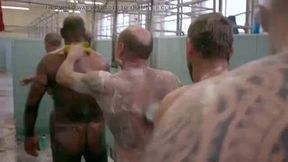 Trabalhadores gays tomando banho juntos