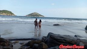 aprontando muito na praia de nudismo
