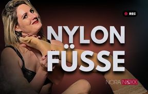 4 geile Frauenfüße und Nylons