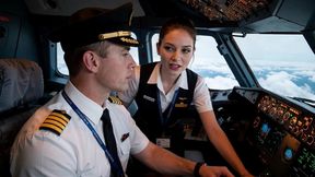 “capitan, ¿me la pone?”: la azafata sedujo al piloto y se la metio entero a 30 mil pies. video generado por ia