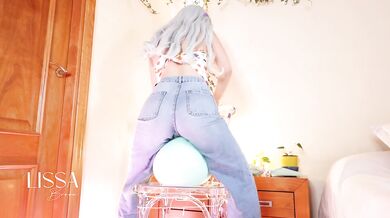 Skinny girl’s jeans split loud as her big juicy ass inflates wild balloon ride
