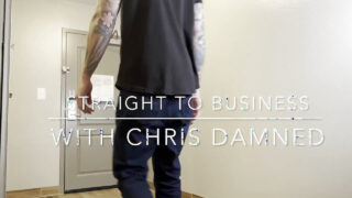 De gespierde Chris Damned, vol tatoeages, neukt Christian Wilde hard zonder condoom, diep anaal en geeft hem een hete gezichtsorgasme.