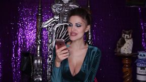 Sexy MILF lady talks sexy in Italian