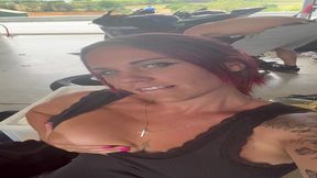 je fais ma grosse cochonne en m exhibant dans un box moto au milieu des motards ...