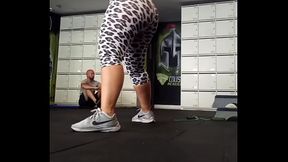 Loira cavala rabuda na academia