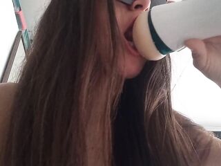 Comiendo la Leche de mi Hermanastro que Dejó en su Juguete