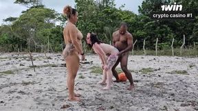 Jogando futebol com o meu vizinho, perdemos uma aposta e fizemos sexo ass fucking quente.