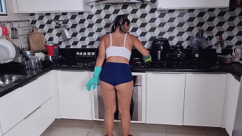 Fiquei presa limpando a cozinha, e o safado do empregado veio me ajudar !