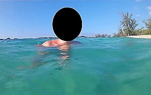 Meine nuttige Frau zeigt unter Wasser ihren geilen Korper.