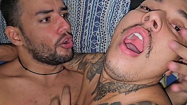 Meu namorado chamou o amigo pra me fuder e trepamos com muito tesão na madrugada.
