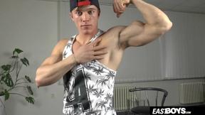 ”Handsome twink Larry McCormick flex his abs”