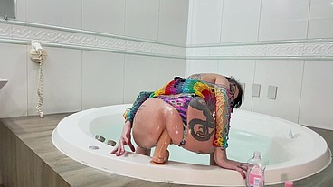 Cris Bathory sentando no consolo de 26 cm