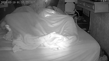Esposa espera o corno dormir para fazer chamada de v&iacute_deo com o amante