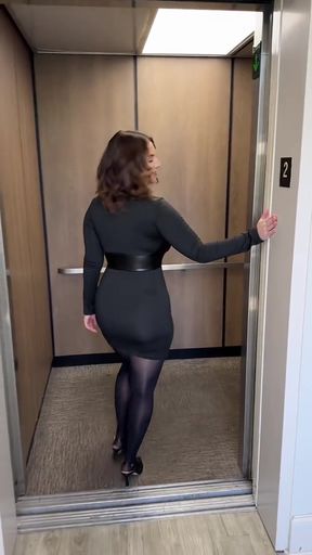 Amateur pantyhose babe teases her ass and shows off her perky boobs in nylons