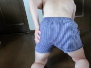 A Japanese man who likes to expose himself shakes his hole and performs anal masturbation in front o