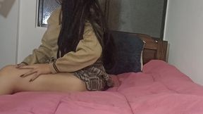 hermanastra latina culona 19 anitos regresa de clases y se deja follar de perrito por su hermanastro – gime como puta y al final recibe corrida caliente directo sobre su culo ( sheer  complete video)