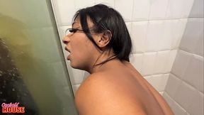 Essa morena novinha aprendeu a sentar no pau - com o c&uacute_ - bem cedo