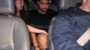 Namorando com preto dotado em p&uacute_blico e sendo fodida no carro - Dating a big black cock in public and fucked in a moving car