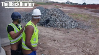 Amateurhafter schwarzer schwuler Mann gibt einen heißen Blowjob ohne Kondom und masturbiert dann mit einem Vibrator bis zum massiven Samenerguss in einem selbstgedrehten Video in der Öffentlichkeit.