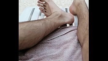 Regarde mes beaux pieds se dandiner au bord de la piscine