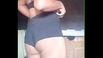 Travesti mostrando su culo