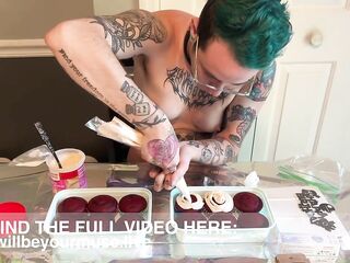 Decorating Cupcakes Bare