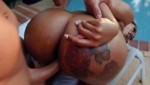 Round & Brown: Tattooed Moriah Mills fingering outdoors