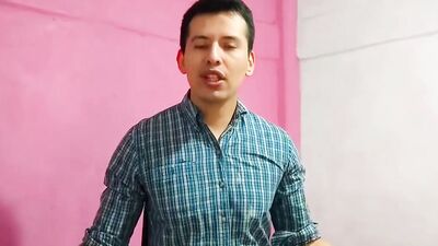 Barbero le da sexo oral a un cliente en su salon. Se come la leche de su gran polla- Relato sexual