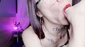 transgirl arya santana brincando com os pezinhos e se masturbando com um brinquedo - ela bebe o proprio leite !