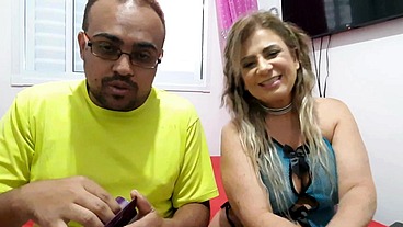 Solteira já há algum tempo e bem disposta a aproveitar o máximo sua nova fase na vida, não desperdiçou a oportunidade que estava tendo de estar ali no sítio sozinha com