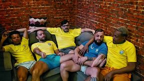 orgia entre torcedores que assistiam jogo na tv, sexo, suor e leite.