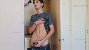 peguei o safado do meu meio irmao cheirando minha calcinha no guarda roupa e o castiguei dando a buceta pra ele