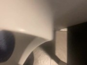 Me vengo en baño público