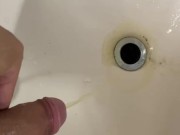 友達の家の洗面台で放尿する