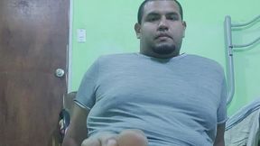 Le digo a mi esclavo que huela mis pies parte 2