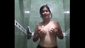 MI CU&Ntilde_ADA SE MASTURBA EN EL BA&Ntilde_O DE MIS PADRES