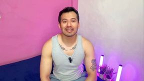 Hombre musculoso pre&ntilde_a a su compa del gym! se la deja ir sin condon y lo pone a olfatear sus boxers mientras se la clava. Relato sexual