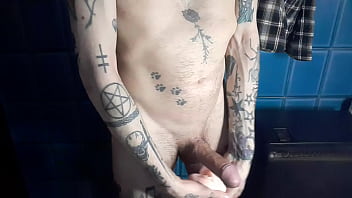 Sigo s&oacute_lo en el ba&ntilde_o masturb&aacute_ndome
