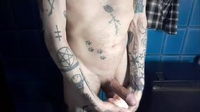 Sigo s&oacute_lo en el ba&ntilde_o masturb&aacute_ndome