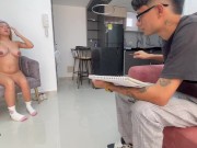 Mi hermanastra me ayuda con mis clases de dibujo y termino corriéndome en su culo.