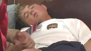 Chàng trai trẻ nóng bỏng Tyler Berke trong bộ đồng phục đang bú dương vật, cưỡi nó một cách mạnh mẽ và bị địt vào hậu môn.