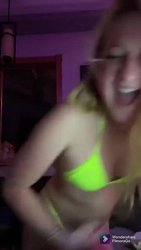 Embarrassing nipslip accident for an athletic solo girl