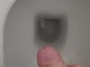 Mi scuoto le palle nel cesso