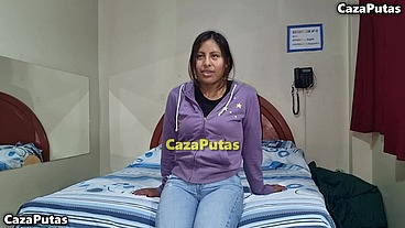 Chica de 19 años se llena la boca y coño de semen