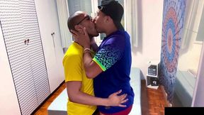 meu parceiro masturbou meu pau depois do jogo do brasil, ate tirar todo meu leite