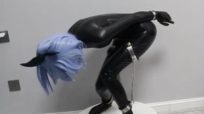 GG107-The Asian girl, dressed in leather, was handcuffed and shackled, with metal straps to her feet so she couldn't touch the ground and could only stand on tiptoe. Chains connected her thighs and ankles, preventing her from standing upright.